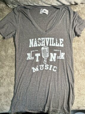 Nashville TN Music Graphic V-Neck Tee - Gray